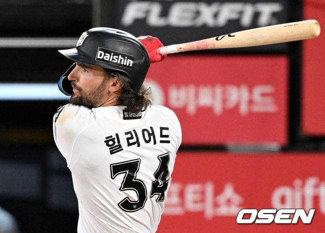 [OSEN=수원, 이대선 기자] 30일 수원 KT위즈파크에서 2026 신한 SOL KBO리그 KT 위즈와 LG 트윈스의 경기가 열렸다.이날 KT는 보쉴리, LG는 임찬규를 선발로 내세웠다.5회말 2사 만루에서 KT 힐리어드가 우중간 2타점 적시타를 치고 있다. 2026.04.30 /sunday@osen.co.kr