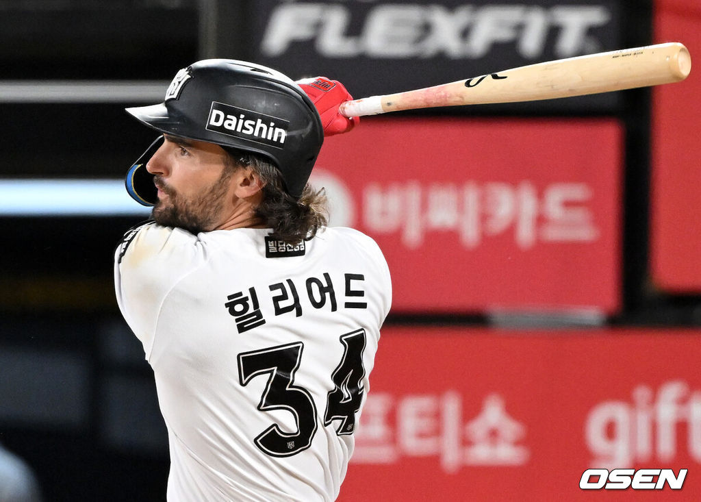 30일 수원 KT위즈파크에서 2026 신한 SOL KBO리그 KT 위즈와 LG 트윈스의 경기가 열렸다.이날 KT는 보쉴리, LG는 임찬규를 선발로 내세웠다.5회말 2사 만루에서 KT 힐리어드가 우중간 2타점 적시타를 치고 있다. 2026.04.30 /sunday@osen.co.kr