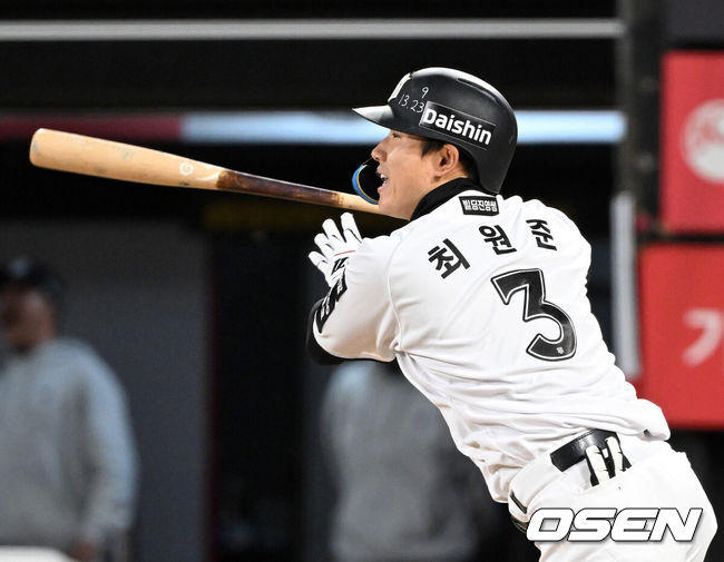 [OSEN=수원, 이대선 기자] 30일 수원 KT위즈파크에서 2026 신한 SOL KBO리그 KT 위즈와 LG 트윈스의 경기가 열렸다.이날 KT는 보쉴리, LG는 임찬규를 선발로 내세웠다.6회말 2사 1,2루에서 KT 최원준이 중월 2타점 적시 2루타를 치고 있다. 2026.04.30 /sunday@osen.co.kr