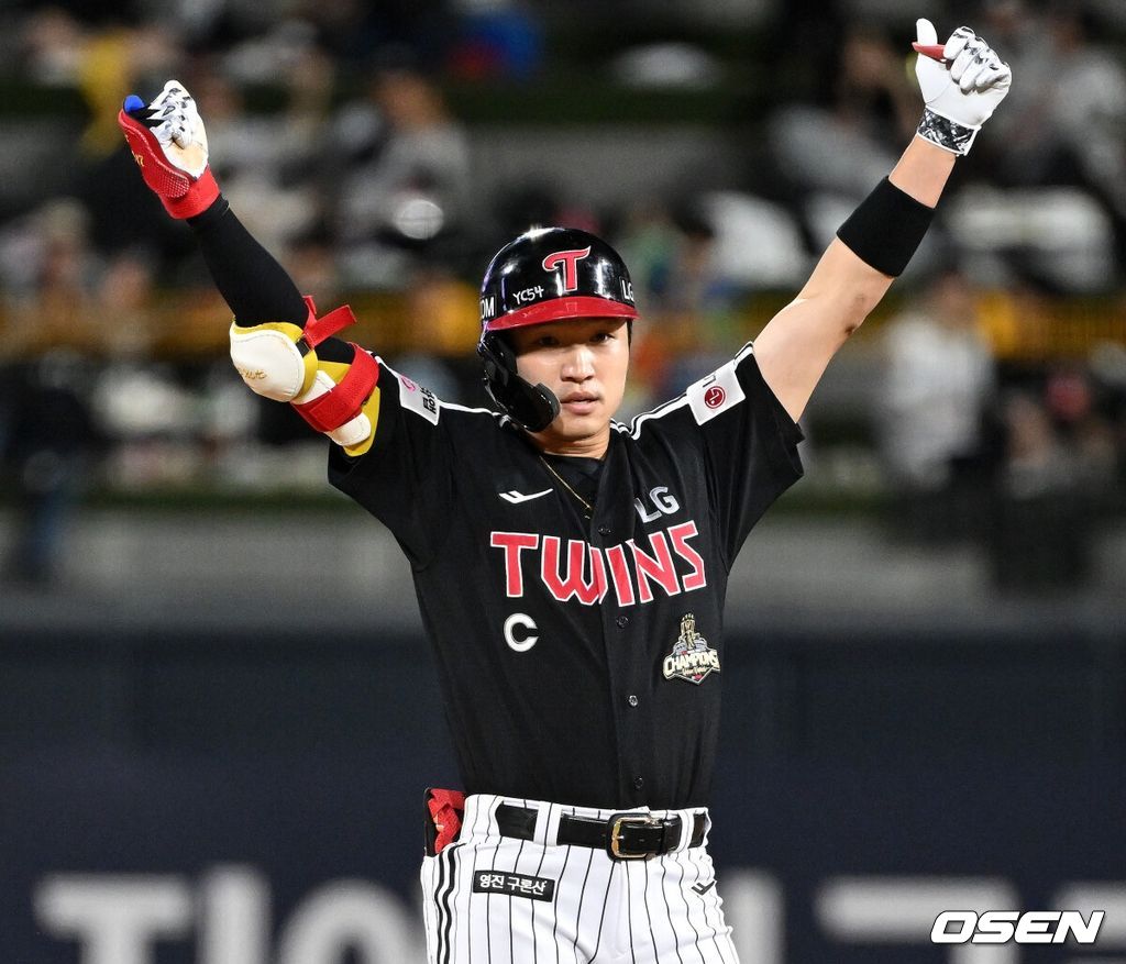 30일 수원 KT위즈파크에서 2026 신한 SOL KBO리그 KT 위즈와 LG 트윈스의 경기가 열렸다.이날 KT는 보쉴리, LG는 임찬규를 선발로 내세웠다.8회초 2사 1,2루에서 LG 박해민이 좌전 적시타를 치고 환호하고 있다. 2026.04.30 /sunday@osen.co.kr