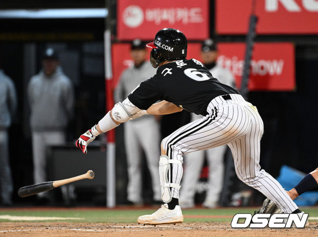 [OSEN=수원, 이대선 기자] 30일 수원 KT위즈파크에서 2026 신한 SOL KBO리그 KT 위즈와 LG 트윈스의 경기가 열렸다.이날 KT는 보쉴리, LG는 임찬규를 선발로 내세웠다.8회초 2사 1,3루에서 LG 구본혁이 우전 적시타를 치고 있다. 2026.04.30 /sunday@osen.co.kr
