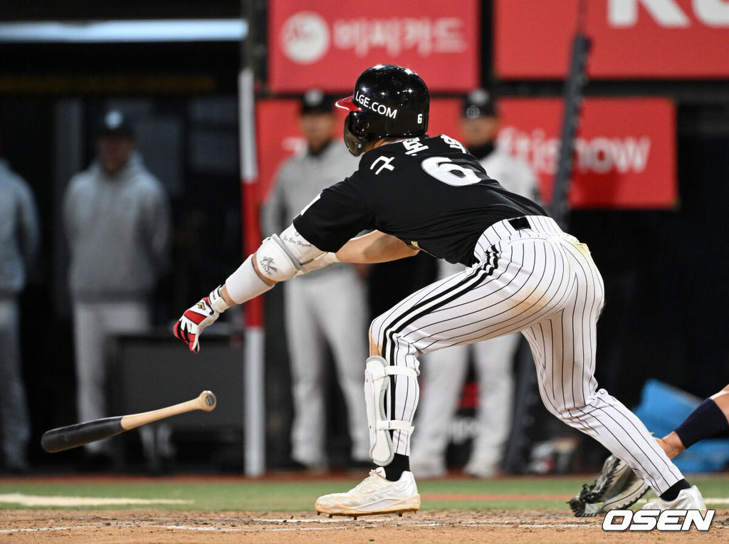 30일 수원 KT위즈파크에서 2026 신한 SOL KBO리그 KT 위즈와 LG 트윈스의 경기가 열렸다.이날 KT는 보쉴리, LG는 임찬규를 선발로 내세웠다.8회초 2사 1,3루에서 LG 구본혁이 우전 적시타를 치고 있다. 2026.04.30 /sunday@osen.co.kr