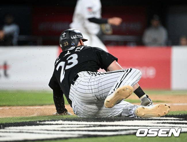 [OSEN=수원, 이대선 기자] 30일 수원 KT위즈파크에서 2026 신한 SOL KBO리그 KT 위즈와 LG 트윈스의 경기가 열렸다.이날 KT는 보쉴리, LG는 임찬규를 선발로 내세웠다.8회초 무사 2,3루에서 LG 문보경의 적시타 때 홈으로 쇄도하던 오스틴이 넘어지며 아웃됐다. 아쉬워하는 오스틴. 2026.04.30 /sunday@osen.co.kr