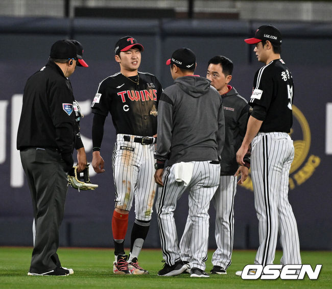 [OSEN=수원, 이대선 기자] 30일 수원 KT위즈파크에서 2026 신한 SOL KBO리그 KT 위즈와 LG 트윈스의 경기가 열렸다.이날 KT는 보쉴리, LG는 임찬규를 선발로 내세웠다.8회말 LG 박해민이 다리 통증을 호소하고 있다. 2026.04.30 /sunday@osen.co.kr