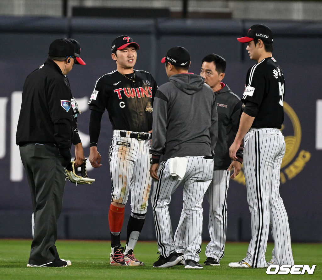 30일 수원 KT위즈파크에서 2026 신한 SOL KBO리그 KT 위즈와 LG 트윈스의 경기가 열렸다.이날 KT는 보쉴리, LG는 임찬규를 선발로 내세웠다.8회말 LG 박해민이 다리 통증을 호소하고 있다. 2026.04.30 /sunday@osen.co.kr