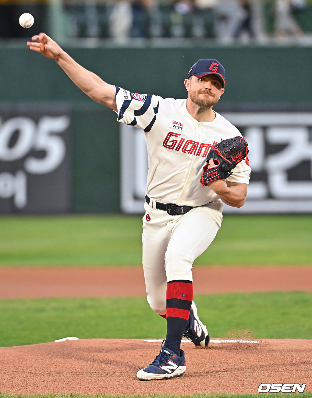 30일 부산 사직야구장에서 2026 신한 SOL KBO 리그 롯데 자이언츠와 키움 히어로즈의 경기가 열렸다. 홈팀 롯데는 비슬리가, 방문팀 키움은 배동현이 선발 출전했다.롯데 자이언츠 선발 투수 비슬리가 역투하고 있다. 2026.04.30 / foto0307@osen.co.kr