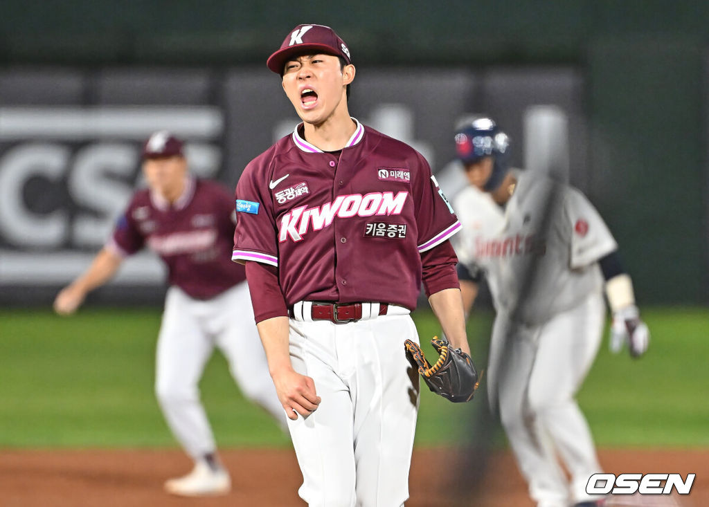 30일 부산 사직야구장에서 2026 신한 SOL KBO 리그 롯데 자이언츠와 키움 히어로즈의 경기가 열렸다. 홈팀 롯데는 비슬리가, 방문팀 키움은 배동현이 선발 출전했다.키움 히어로즈 배동현이 4회말 2사 2루 롯데 자이언츠 전민재를 삼진으로 잡고 포효하고 있다. 2026.04.30 / foto0307@osen.co.kr