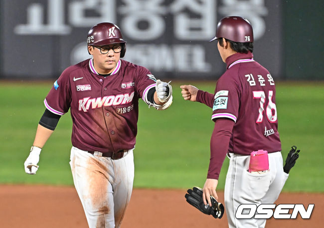 [OSEN=부산, 이석우 기자] 30일 부산 사직야구장에서 2026 신한 SOL KBO 리그 롯데 자이언츠와 키움 히어로즈의 경기가 열렸다. 홈팀 롯데는 비슬리가, 방문팀 키움은 배동현이 선발 출전했다.키움 히어로즈 안치홍이 5회초 2사 1,3루 좌익수 앞 1타점 안타를 치고 하이파이브를 하고 있다. 2026.04.30 / foto0307@osen.co.kr