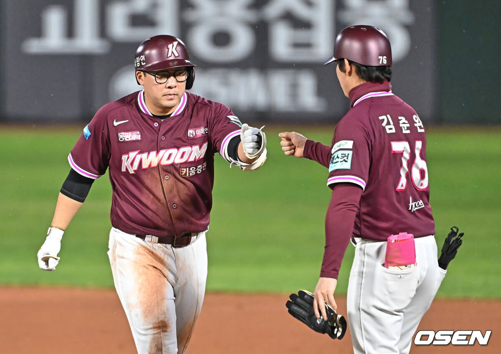 30일 부산 사직야구장에서 2026 신한 SOL KBO 리그 롯데 자이언츠와 키움 히어로즈의 경기가 열렸다. 홈팀 롯데는 비슬리가, 방문팀 키움은 배동현이 선발 출전했다.키움 히어로즈 안치홍이 5회초 2사 1,3루 좌익수 앞 1타점 안타를 치고 하이파이브를 하고 있다. 2026.04.30 / foto0307@osen.co.kr