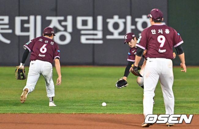 [OSEN=부산, 이석우 기자] 30일 부산 사직야구장에서 2026 신한 SOL KBO 리그 롯데 자이언츠와 키움 히어로즈의 경기가 열렸다. 홈팀 롯데는 비슬리가, 방문팀 키움은 배동현이 선발 출전했다.키움 히어로즈 오선진과 박주홍이 6회말 1사 3루 롯데 자이언츠 박승욱의 중견수 앞 타구를 잡지 못하고 있다. 2026.04.30 / foto0307@osen.co.kr