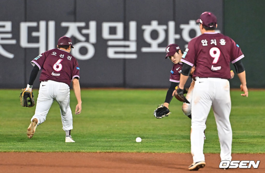 30일 부산 사직야구장에서 2026 신한 SOL KBO 리그 롯데 자이언츠와 키움 히어로즈의 경기가 열렸다. 홈팀 롯데는 비슬리가, 방문팀 키움은 배동현이 선발 출전했다.키움 히어로즈 오선진과 박주홍이 6회말 1사 3루 롯데 자이언츠 박승욱의 중견수 앞 타구를 잡지 못하고 있다. 2026.04.30 / foto0307@osen.co.kr