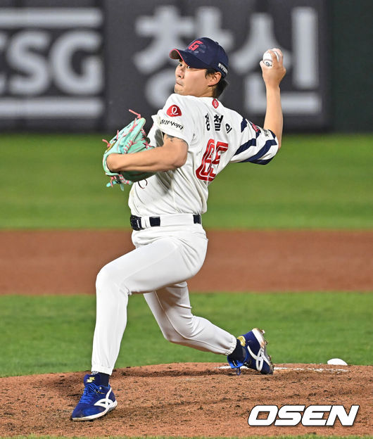 [OSEN=부산, 이석우 기자] 30일 부산 사직야구장에서 2026 신한 SOL KBO 리그 롯데 자이언츠와 키움 히어로즈의 경기가 열렸다. 홈팀 롯데는 비슬리가, 방문팀 키움은 배동현이 선발 출전했다.롯데 자이언츠 정철원이 역투하고 있다. 2026.04.30 / foto0307@osen.co.kr