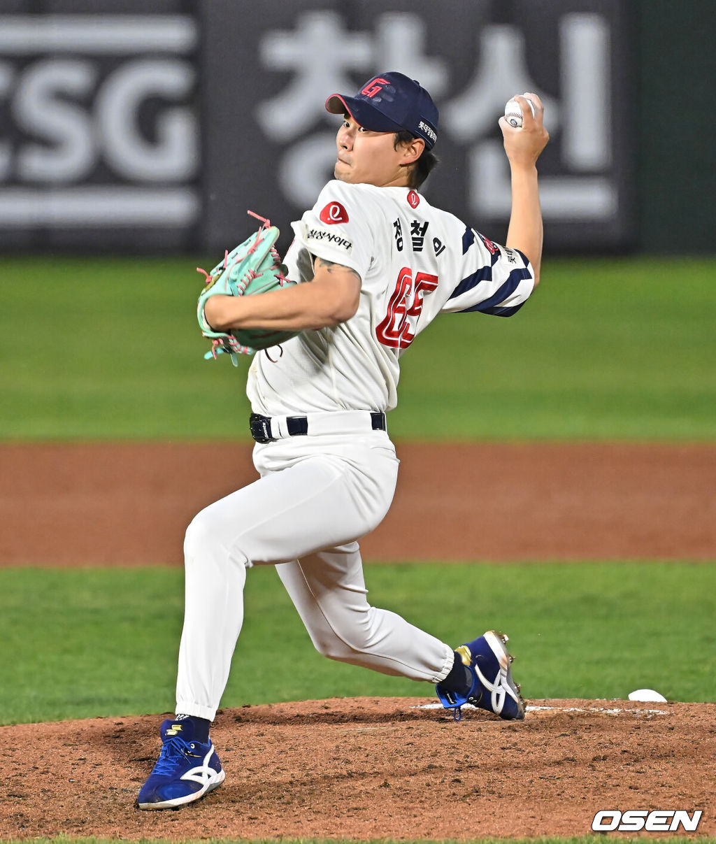 30일 부산 사직야구장에서 2026 신한 SOL KBO 리그 롯데 자이언츠와 키움 히어로즈의 경기가 열렸다. 홈팀 롯데는 비슬리가, 방문팀 키움은 배동현이 선발 출전했다.롯데 자이언츠 정철원이 역투하고 있다. 2026.04.30 / foto0307@osen.co.kr