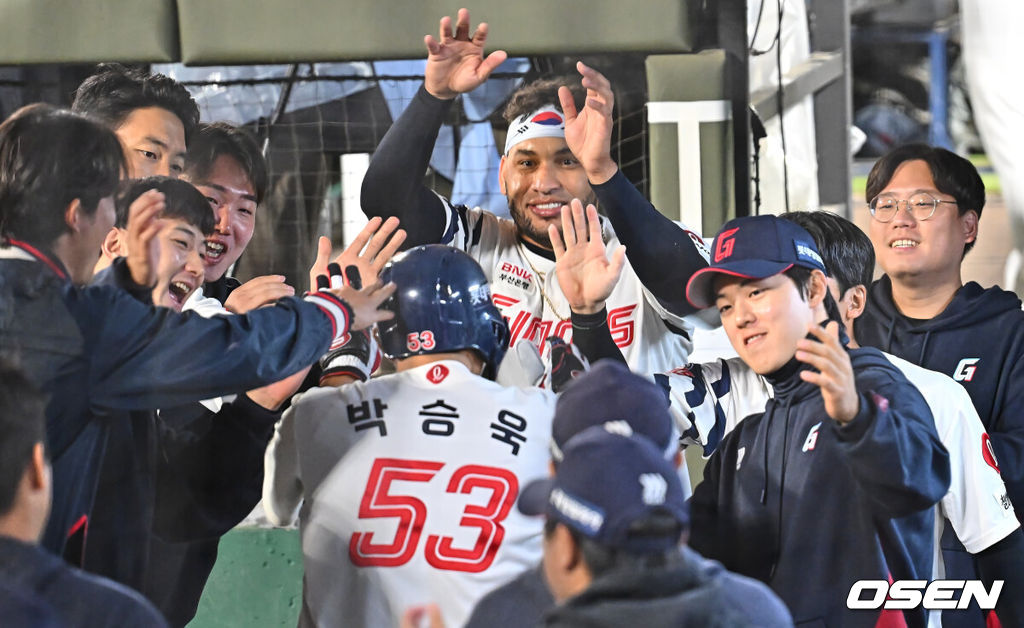 30일 부산 사직야구장에서 2026 신한 SOL KBO 리그 롯데 자이언츠와 키움 히어로즈의 경기가 열렸다. 홈팀 롯데는 비슬리가, 방문팀 키움은 배동현이 선발 출전했다.롯데 자이언츠 박승욱이 6회말 1사 1루 유강남의 좌익수 앞 안타때 좌익수 송구 실책으로 역전 득점에 성공한 후 동료들의 축하를 받고 있다. 2026.04.30 / foto0307@osen.co.kr