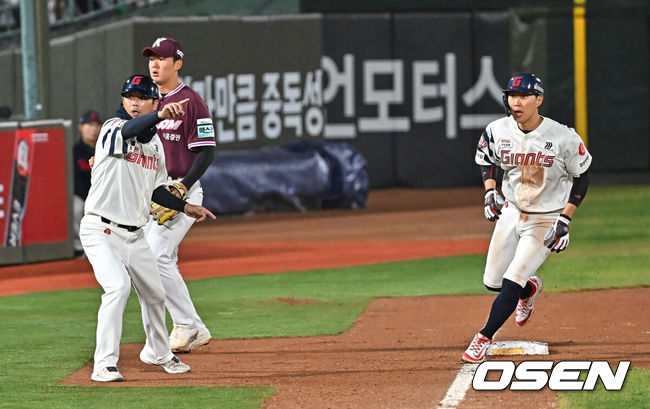 [OSEN=부산, 이석우 기자] 30일 부산 사직야구장에서 2026 신한 SOL KBO 리그 롯데 자이언츠와 키움 히어로즈의 경기가 열렸다. 홈팀 롯데는 비슬리가, 방문팀 키움은 배동현이 선발 출전했다.롯데 자이언츠 박승욱이 6회말 1사 1루 유강남의 좌익수 앞 안타때 좌익수 송구 실책으로 3루를 돌아 홈으로 달리고 있다. 2026.04.30 / foto0307@osen.co.kr