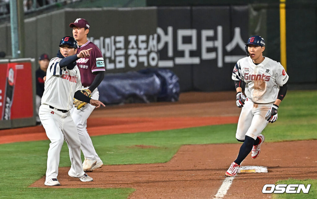 30일 부산 사직야구장에서 2026 신한 SOL KBO 리그 롯데 자이언츠와 키움 히어로즈의 경기가 열렸다. 홈팀 롯데는 비슬리가, 방문팀 키움은 배동현이 선발 출전했다.롯데 자이언츠 박승욱이 6회말 1사 1루 유강남의 좌익수 앞 안타때 좌익수 송구 실책으로 3루를 돌아 홈으로 달리고 있다. 2026.04.30 / foto0307@osen.co.kr