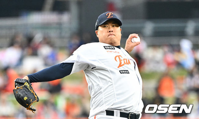 [OSEN=대전, 박준형 기자] 30일 오후 대전 한화생명볼파크에서 2026 신한 SOL KBO리그 한화 이글스와 SSG 랜더스의 경기가 진행됐다. 이날 경기 한화는 류현진을, SSG는 김건우를 선발투수로 내세웠다.1회초 한화 선발투수 류현진이 역투하고 있다.       2026.04.30 / soul1014@osen.co.kr