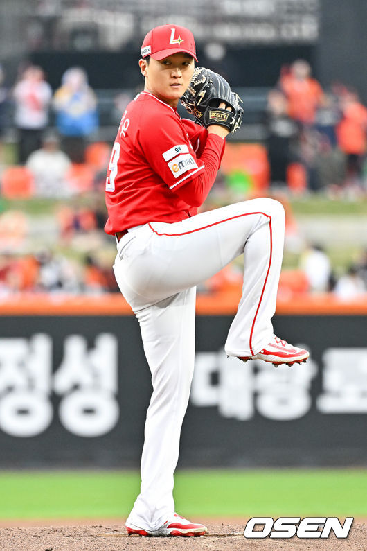 [OSEN=대전, 박준형 기자] 30일 오후 대전 한화생명볼파크에서 2026 신한 SOL KBO리그 한화 이글스와 SSG 랜더스의 경기가 진행됐다. 이날 경기 한화는 류현진을, SSG는 김건우를 선발투수로 내세웠다.1회말 SSG 선발투수 김건우가 역투하고 있다.       2026.04.30 / soul1014@osen.co.kr