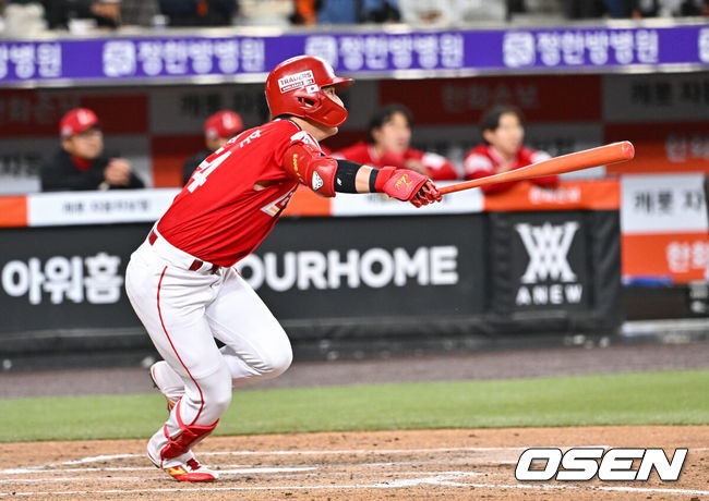 [OSEN=대전, 박준형 기자] 30일 오후 대전 한화생명볼파크에서 2026 신한 SOL KBO리그 한화 이글스와 SSG 랜더스의 경기가 진행됐다. 이날 경기 한화는 류현진을, SSG는 김건우를 선발투수로 내세웠다.6회초 2사 만루 SSG 최지훈이 2타점 적시타를 날리고 있다.     2026.04.30 / soul1014@osen.co.kr