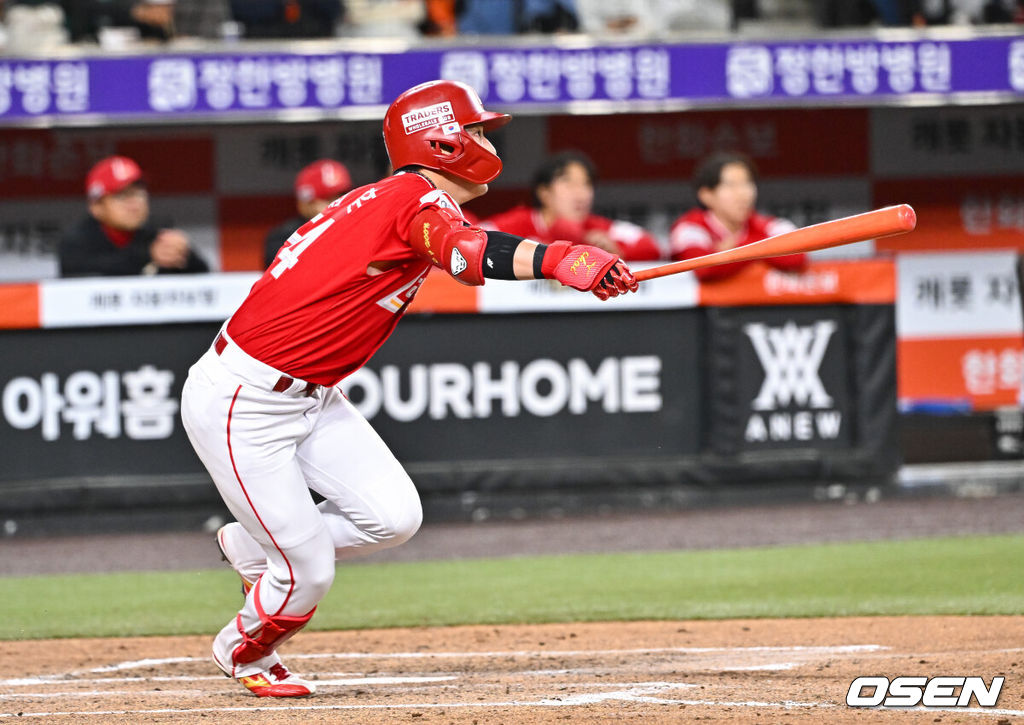 30일 오후 대전 한화생명볼파크에서 2026 신한 SOL KBO리그 한화 이글스와 SSG 랜더스의 경기가 진행됐다. 이날 경기 한화는 류현진을, SSG는 김건우를 선발투수로 내세웠다.6회초 2사 만루 SSG 최지훈이 2타점 적시타를 날리고 있다.     2026.04.30 / soul1014@osen.co.kr