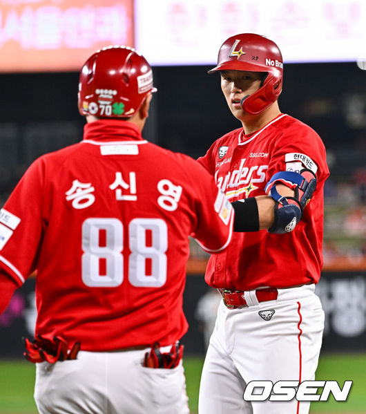 [OSEN=대전, 박준형 기자] 30일 오후 대전 한화생명볼파크에서 2026 신한 SOL KBO리그 한화 이글스와 SSG 랜더스의 경기가 진행됐다. 이날 경기 한화는 류현진을, SSG는 김건우를 선발투수로 내세웠다.6회초 무사 2,3루 SSG 조형우가 동점 1타점 적시타를 날리고 송신영 코치와 하이파이브를 하고 있다.    2026.04.30 / soul1014@osen.co.kr