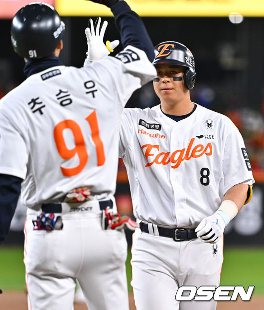 [OSEN=대전, 박준형 기자] 30일 오후 대전 한화생명볼파크에서 2026 신한 SOL KBO리그 한화 이글스와 SSG 랜더스의 경기가 진행됐다.이날 경기 한화는 류현진을, SSG는 김건우를 선발투수로 내세웠다.7회말 2사 만루 한화 노시환이 2타점 적시타를 날린뒤 추승우 코치와 하이파이브를 하고 있다.      2026.04.30 / soul1014@osen.co.kr