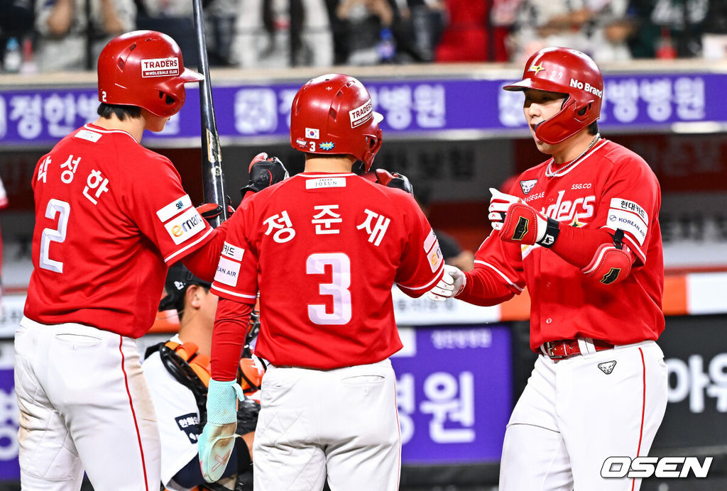 30일 오후 대전 한화생명볼파크에서 2026 신한 SOL KBO리그 한화 이글스와 SSG 랜더스의 경기가 진행됐다. 이날 경기 한화는 류현진을, SSG는 김건우를 선발투수로 내세웠다.8회초 2사 1,2루 SSG 최정이 3점 홈런을 날린뒤 동료들의 축하 받으며 홈을 밟고 있다.     2026.04.30 / soul1014@osen.co.kr