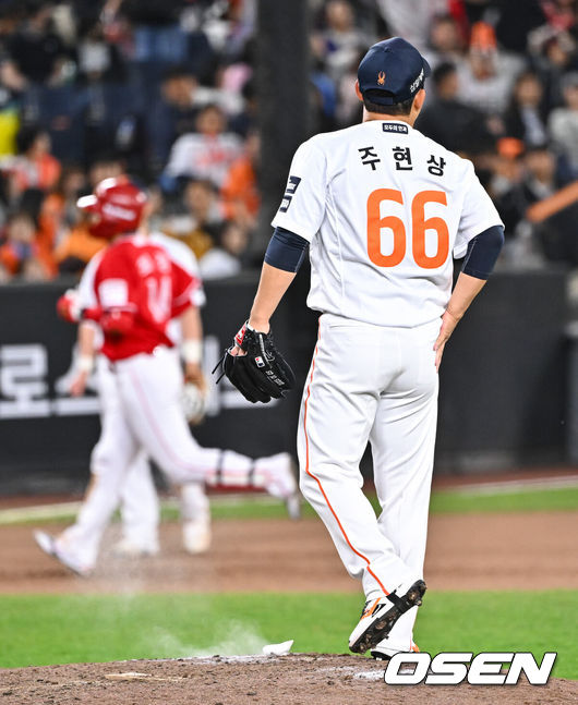 [OSEN=대전, 박준형 기자] 30일 오후 대전 한화생명볼파크에서 2026 신한 SOL KBO리그 한화 이글스와 SSG 랜더스의 경기가 진행됐다. 이날 경기 한화는 류현진을, SSG는 김건우를 선발투수로 내세웠다.8회초 2사 1,2루 한화 주현상이 SSG 최정에게 3점 홈런을 허용한뒤 아쉬워하고 있다.   2026.04.30 / soul1014@osen.co.kr