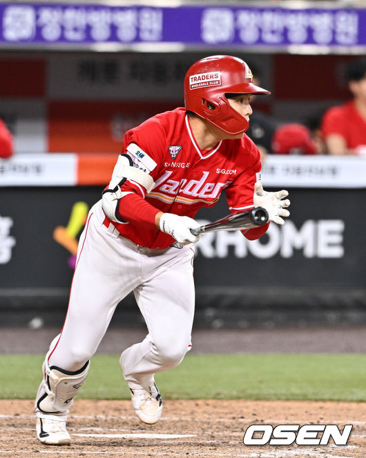 [OSEN=대전, 박준형 기자] 30일 오후 대전 한화생명볼파크에서 2026 신한 SOL KBO리그 한화 이글스와 SSG 랜더스의 경기가 진행됐다. 이날 경기 한화는 류현진을, SSG는 김건우를 선발투수로 내세웠다.9회초 2사 만루 SSG 정준재가 2타점 적시타를 날리고 있다.   2026.04.30 / soul1014@osen.co.kr