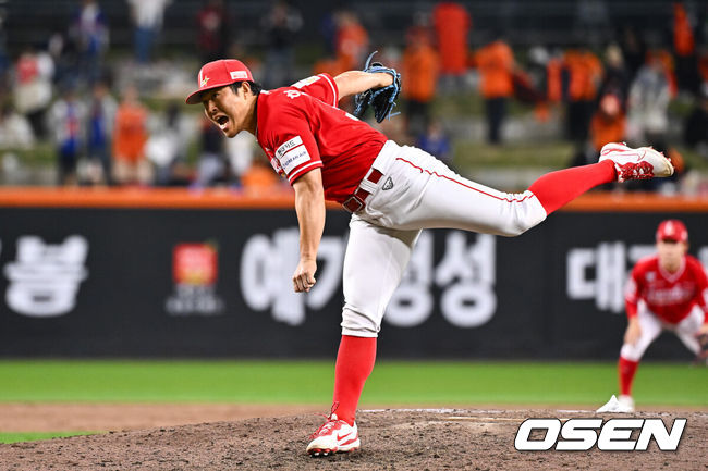 [OSEN=대전, 박준형 기자] 30일 오후 대전 한화생명볼파크에서 2026 신한 SOL KBO리그 한화 이글스와 SSG 랜더스의 경기가 진행됐다. 이날 경기 한화는 류현진을, SSG는 김건우를 선발투수로 내세웠다.9회말 SSG 한두솔 투수가 역투하고 있다.   2026.04.30 / soul1014@osen.co.kr