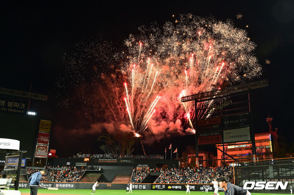 30일 오후 대전 한화생명볼파크에서 2026 신한 SOL KBO리그 한화 이글스와 SSG 랜더스의 경기가 진행됐다. 이날 경기 한화는 류현진을, SSG는 김건우를 선발투수로 내세웠다.클리닝 타임때 축하 불꽃쇼가 진행되고 있다.   2026.04.30 / soul1014@osen.co.kr