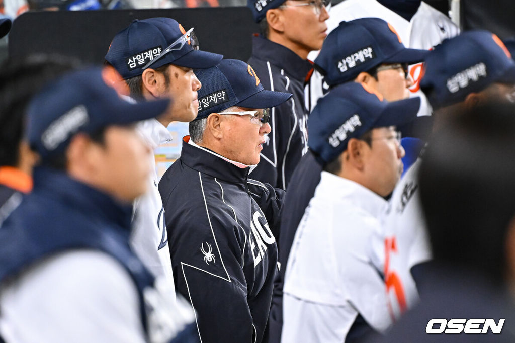 30일 오후 대전 한화생명볼파크에서 2026 신한 SOL KBO리그 한화 이글스와 SSG 랜더스의 경기가 진행됐다. 이날 경기 한화는 류현진을, SSG는 김건우를 선발투수로 내세웠다.8회초 한화 김경문 감독이 경기를 지켜보고 있다.     2026.04.30 / soul1014@osen.co.kr