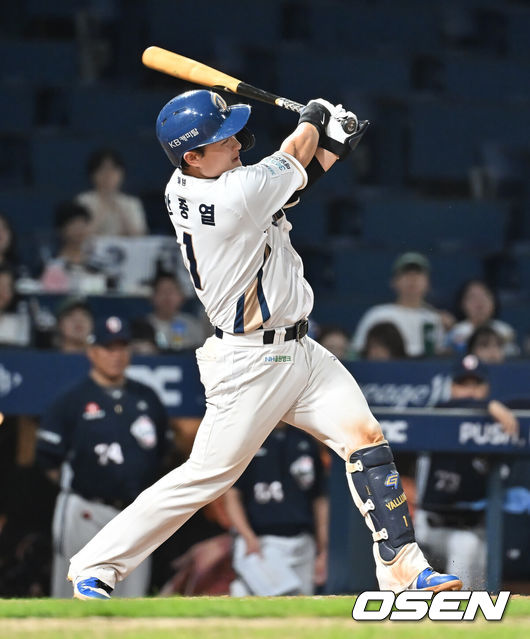 [OSEN=창원, 이석우 기자] 5일 창원NC파크에서 2025 신한 SOL 뱅크 KBO 리그 NC 다이노스와 두산 베어스의 경기가 열렸다. 홈팀 NC는 로건이, 방문팀 두산은 잭로그가 선발 출전했다. NC 다이노스 안중열이 5회말 2사 중견수 왼쪽 안타를 치고 있다. 2025.09.05 / foto0307@osen.co.kr