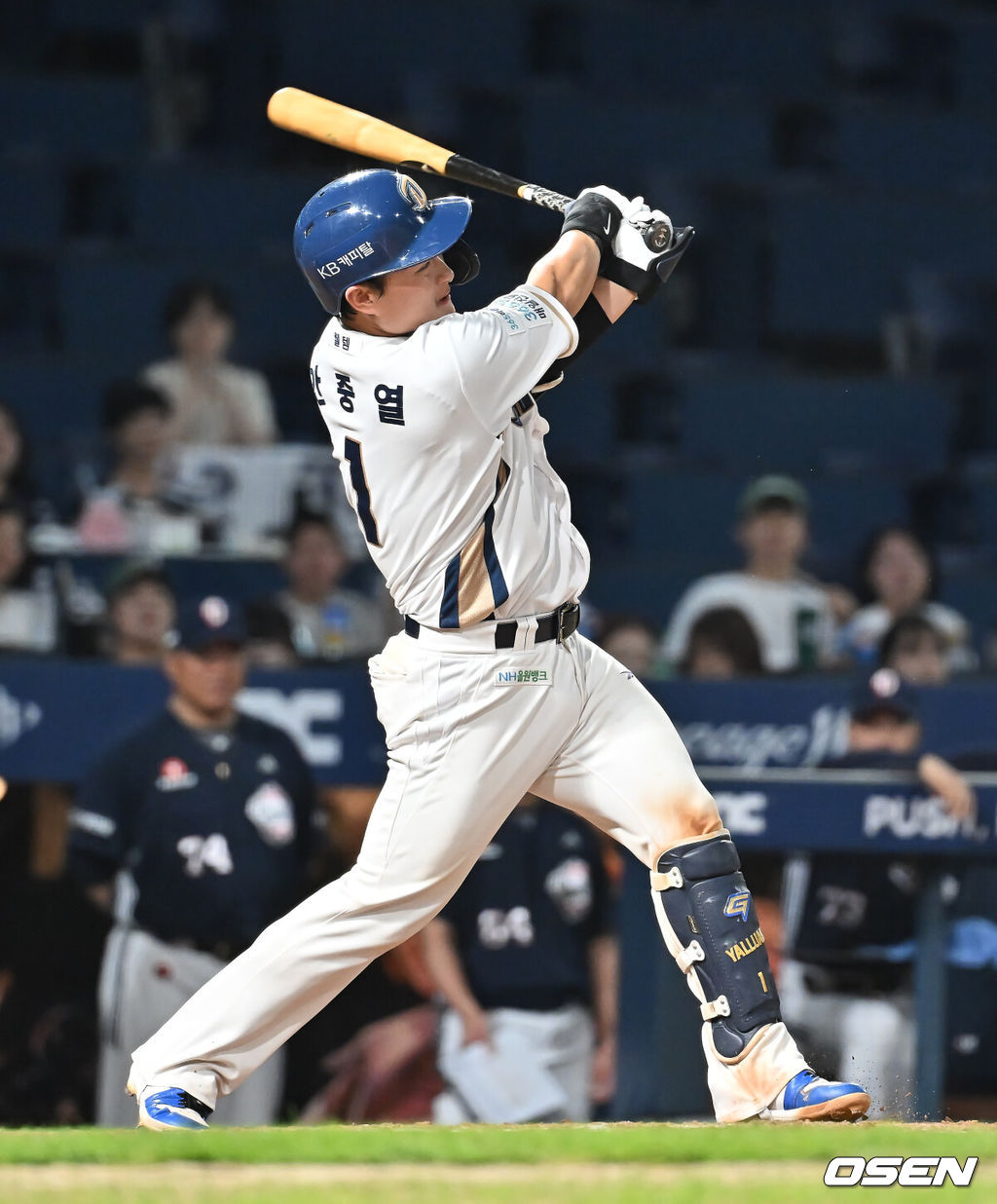 5일 창원NC파크에서 2025 신한 SOL 뱅크 KBO 리그 NC 다이노스와 두산 베어스의 경기가 열렸다. 홈팀 NC는 로건이, 방문팀 두산은 잭로그가 선발 출전했다. NC 다이노스 안중열이 5회말 2사 중견수 왼쪽 안타를 치고 있다. 2025.09.05 / foto0307@osen.co.kr