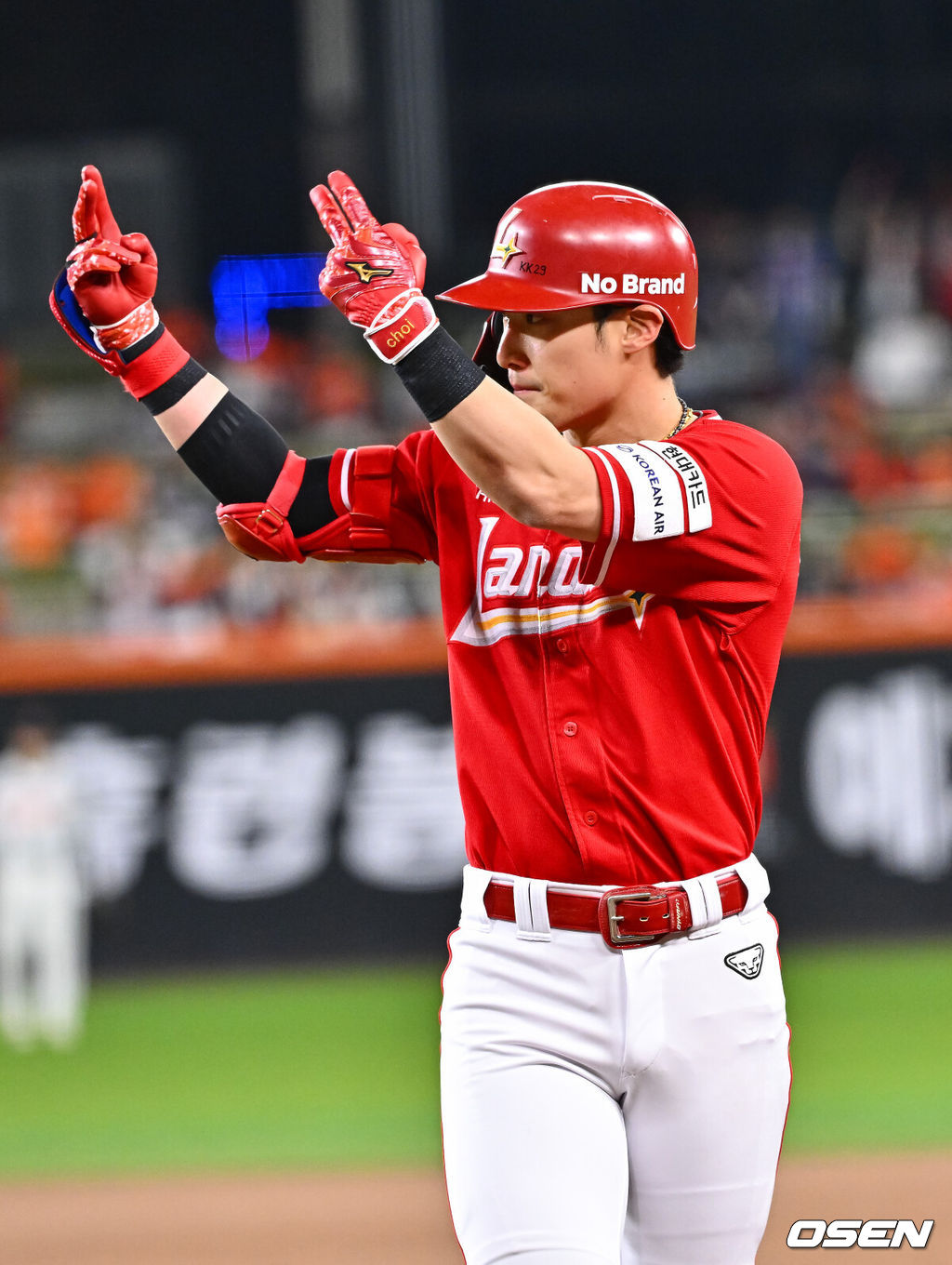 30일 오후 대전 한화생명볼파크에서 2026 신한 SOL KBO리그 한화 이글스와 SSG 랜더스의 경기가 진행됐다. 이날 경기 한화는 류현진을, SSG는 김건우를 선발투수로 내세웠다.6회초 2사 만루 SSG 최지훈이 2타점 적시타를 날리고 세리머니를 하고 있다.     2026.04.30 / soul1014@osen.co.kr