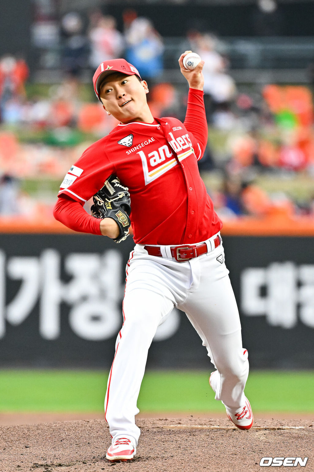 30일 오후 대전 한화생명볼파크에서 2026 신한 SOL KBO리그 한화 이글스와 SSG 랜더스의 경기가 진행됐다. 이날 경기 한화는 류현진을, SSG는 김건우를 선발투수로 내세웠다.1회말 SSG 선발투수 김건우가 역투하고 있다.       2026.04.30 / soul1014@osen.co.kr