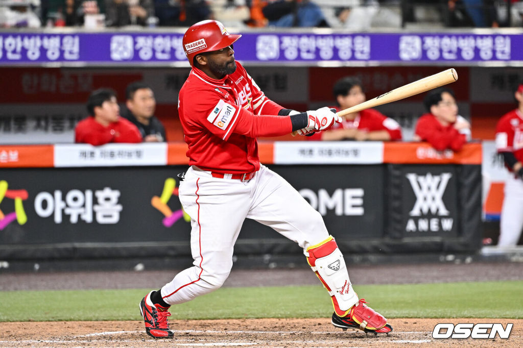 30일 오후 대전 한화생명볼파크에서 2026 신한 SOL KBO리그 한화 이글스와 SSG 랜더스의 경기가 진행됐다.이날 경기 한화는 류현진을, SSG는 김건우를 선발투수로 내세웠다.7회초 1사 만루 SSG 에레디아가 희생플라이를 날리고 있다.       2026.04.30 / soul1014@osen.co.kr