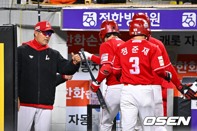 [OSEN=대전, 박준형 기자] 30일 오후 대전 한화생명볼파크에서 2026 신한 SOL KBO리그 한화 이글스와 SSG 랜더스의 경기가 진행됐다. 이날 경기 한화는 류현진을, SSG는 김건우를 선발투수로 내세웠다.8회초 2사 1,2루 SSG 최정이 3점 홈런을 날린뒤 이숭용 감독의 축하를 받고 있다.      2026.04.30 / soul1014@osen.co.kr