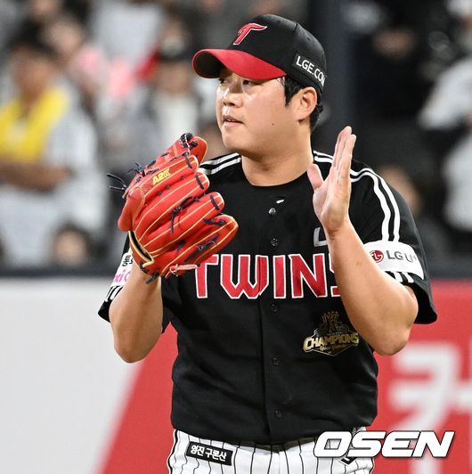 [OSEN=수원, 이대선 기자] LG는 30일 수원 KT위즈파크에서 열린 2026 신한 SOL KBO리그 KT 위즈와 경기에서 6-5 재역전승을 거뒀다.이날 승리로 LG는 3연패에서 탈출, 17승 10패를 기록했다. 반면 KT는 4연승에 실패했다.경기 종료 후 LG 함덕주가 박수를 치고 있다. 2026.04.30 /sunday@osen.co.kr