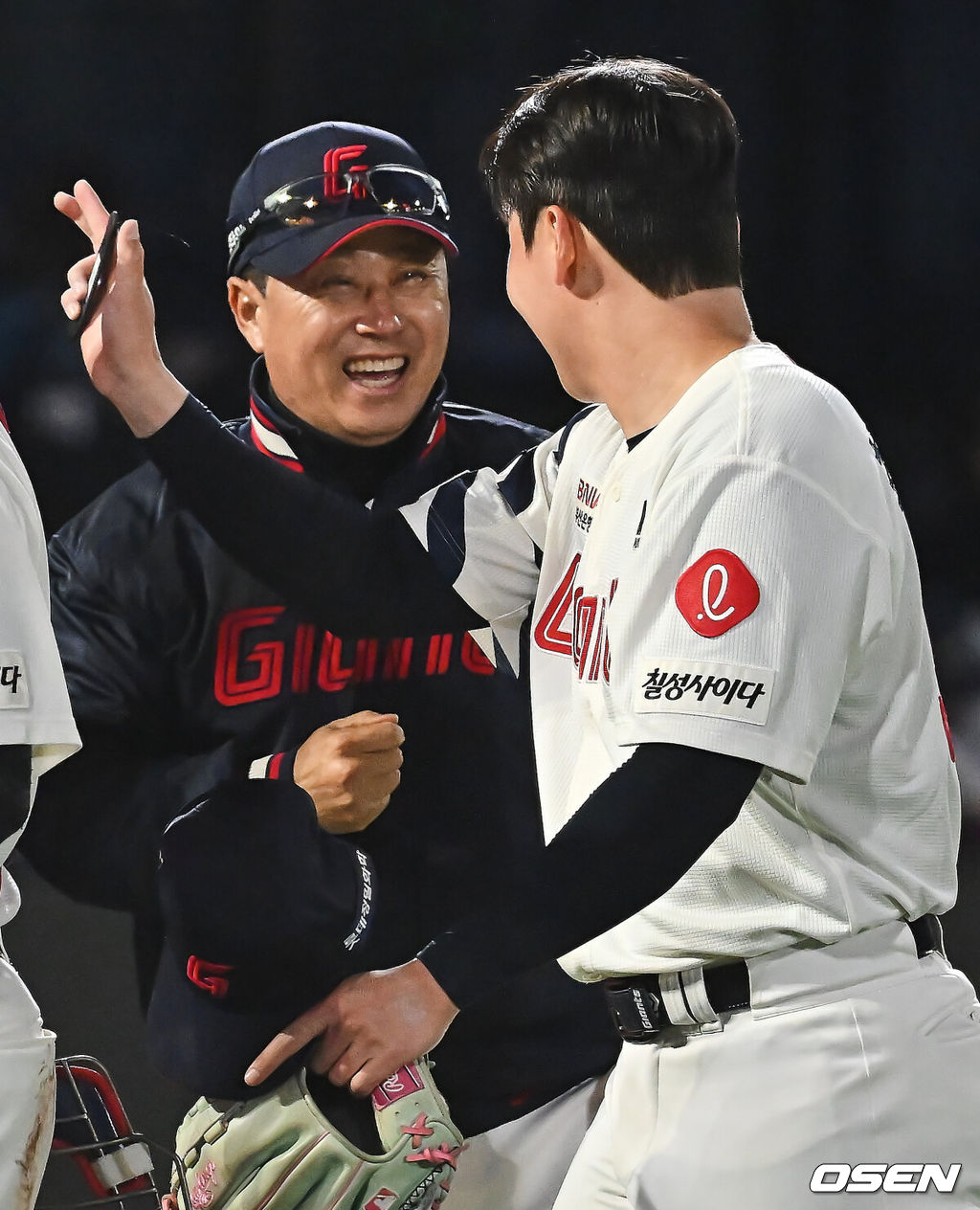 30일 부산 사직야구장에서 2026 신한 SOL KBO 리그 롯데 자이언츠와 키움 히어로즈의 경기가 열렸다. 홈팀 롯데는 비슬리가, 방문팀 키움은 배동현이 선발 출전했다.롯데 자이언츠 김태형 감독이 키움 히어로즈에 3-1로 승리한 후 마무리 최준용과 하이파이브를 하며 활짝 웃고 있다. 2026.04.30 / foto0307@osen.co.kr