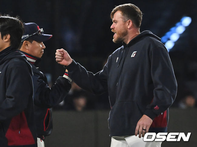 [OSEN=부산, 이석우 기자] 30일 부산 사직야구장에서 2026 신한 SOL KBO 리그 롯데 자이언츠와 키움 히어로즈의 경기가 열렸다. 홈팀 롯데는 비슬리가, 방문팀 키움은 배동현이 선발 출전했다.롯데 자이언츠 비슬리가 키움 히어로즈에 3-1로 승리한 후 김태형 감독과 하이파이브를 하고 있다. 2026.04.30 / foto0307@osen.co.kr