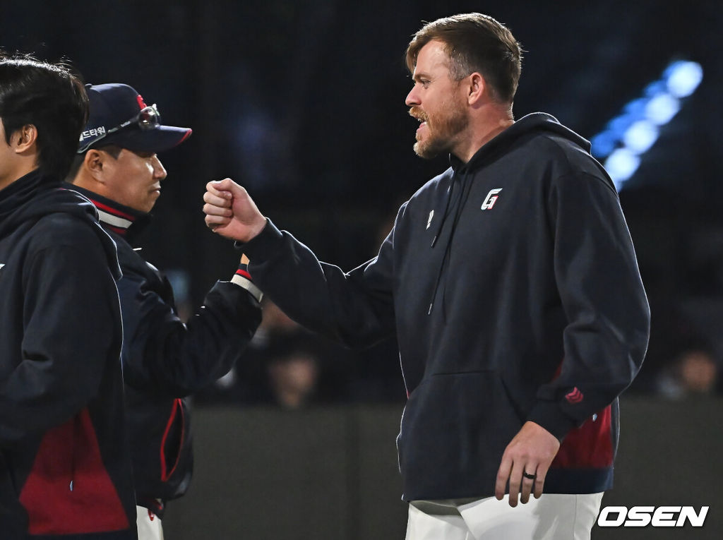 30일 부산 사직야구장에서 2026 신한 SOL KBO 리그 롯데 자이언츠와 키움 히어로즈의 경기가 열렸다. 홈팀 롯데는 비슬리가, 방문팀 키움은 배동현이 선발 출전했다.롯데 자이언츠 비슬리가 키움 히어로즈에 3-1로 승리한 후 김태형 감독과 하이파이브를 하고 있다. 2026.04.30 / foto0307@osen.co.kr