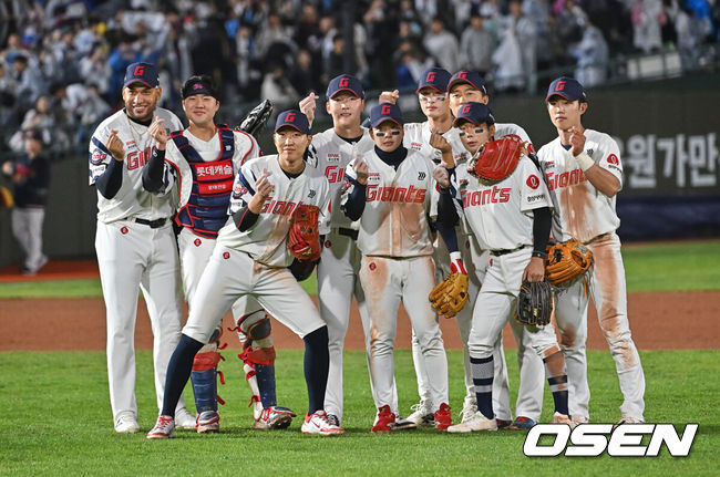 [OSEN=부산, 이석우 기자] 30일 부산 사직야구장에서 2026 신한 SOL KBO 리그 롯데 자이언츠와 키움 히어로즈의 경기가 열렸다. 홈팀 롯데는 비슬리가, 방문팀 키움은 배동현이 선발 출전했다.롯데 자이언츠 선수들이 키움 히어로즈에 3-1로 승리한 후 기념촬영 세리머니를 하고 있다. 2026.04.30 / foto0307@osen.co.kr