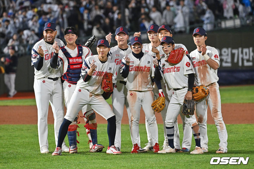 30일 부산 사직야구장에서 2026 신한 SOL KBO 리그 롯데 자이언츠와 키움 히어로즈의 경기가 열렸다. 홈팀 롯데는 비슬리가, 방문팀 키움은 배동현이 선발 출전했다.롯데 자이언츠 선수들이 키움 히어로즈에 3-1로 승리한 후 기념촬영 세리머니를 하고 있다. 2026.04.30 / foto0307@osen.co.kr