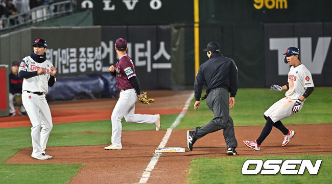 [OSEN=부산, 이석우 기자] 30일 부산 사직야구장에서 2026 신한 SOL KBO 리그 롯데 자이언츠와 키움 히어로즈의 경기가 열렸다. 홈팀 롯데는 비슬리가, 방문팀 키움은 배동현이 선발 출전했다.롯데 자이언츠 박승욱이 6회말 1사 1루 유강남의 좌익수 앞 안타때 좌익수 송구 실책으로 3루로 진루하고 있다. 2026.04.30 / foto0307@osen.co.kr