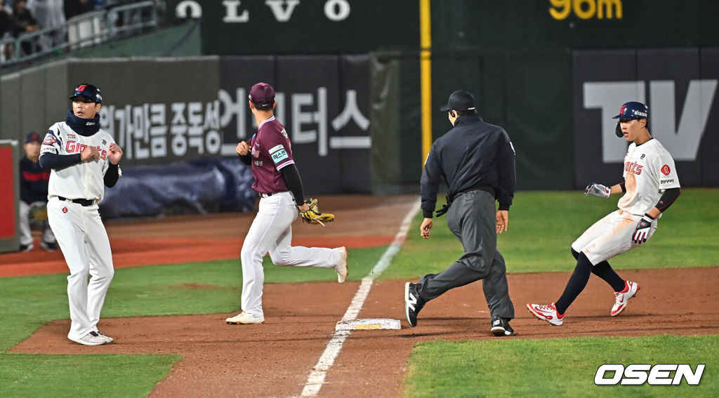 30일 부산 사직야구장에서 2026 신한 SOL KBO 리그 롯데 자이언츠와 키움 히어로즈의 경기가 열렸다. 홈팀 롯데는 비슬리가, 방문팀 키움은 배동현이 선발 출전했다.롯데 자이언츠 박승욱이 6회말 1사 1루 유강남의 좌익수 앞 안타때 좌익수 송구 실책으로 3루로 진루하고 있다. 2026.04.30 / foto0307@osen.co.kr
