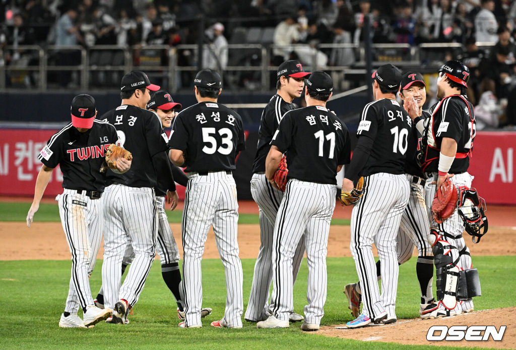 LG는 30일 수원 KT위즈파크에서 열린 2026 신한 SOL KBO리그 KT 위즈와 경기에서 6-5 재역전승을 거뒀다.이날 승리로 LG는 3연패에서 탈출, 17승 10패를 기록했다. 반면 KT는 4연승에 실패했다.경기 종료 후 LG 선수들이 승리의 기쁨을 나누고 있다. 2026.04.30 /sunday@osen.co.kr