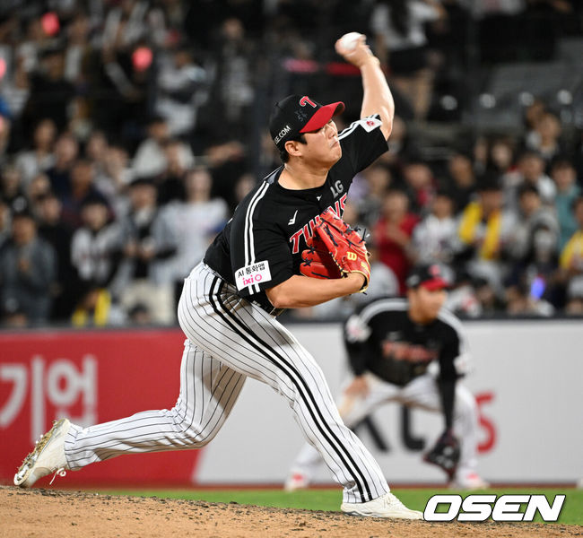 [OSEN=수원, 이대선 기자] 30일 수원 KT위즈파크에서 2026 신한 SOL KBO리그 KT 위즈와 LG 트윈스의 경기가 열렸다.이날 KT는 보쉴리, LG는 임찬규를 선발로 내세웠다.9회말 LG 함덕주가 역투하고 있다. 2026.04.30 /sunday@osen.co.kr
