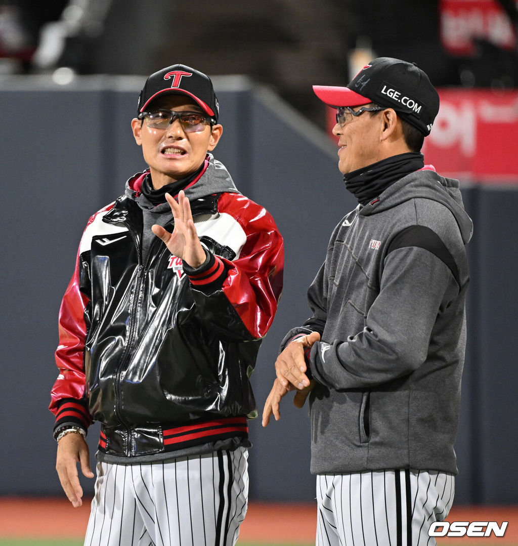 LG는 30일 수원 KT위즈파크에서 열린 2026 신한 SOL KBO리그 KT 위즈와 경기에서 6-5 재역전승을 거뒀다.이날 승리로 LG는 3연패에서 탈출, 17승 10패를 기록했다. 반면 KT는 4연승에 실패했다.경기 종료 후 LG 염경엽 감독이 김정준 코치와 승리의 기쁨을 나누고 있다. 2026.04.30 /sunday@osen.co.kr