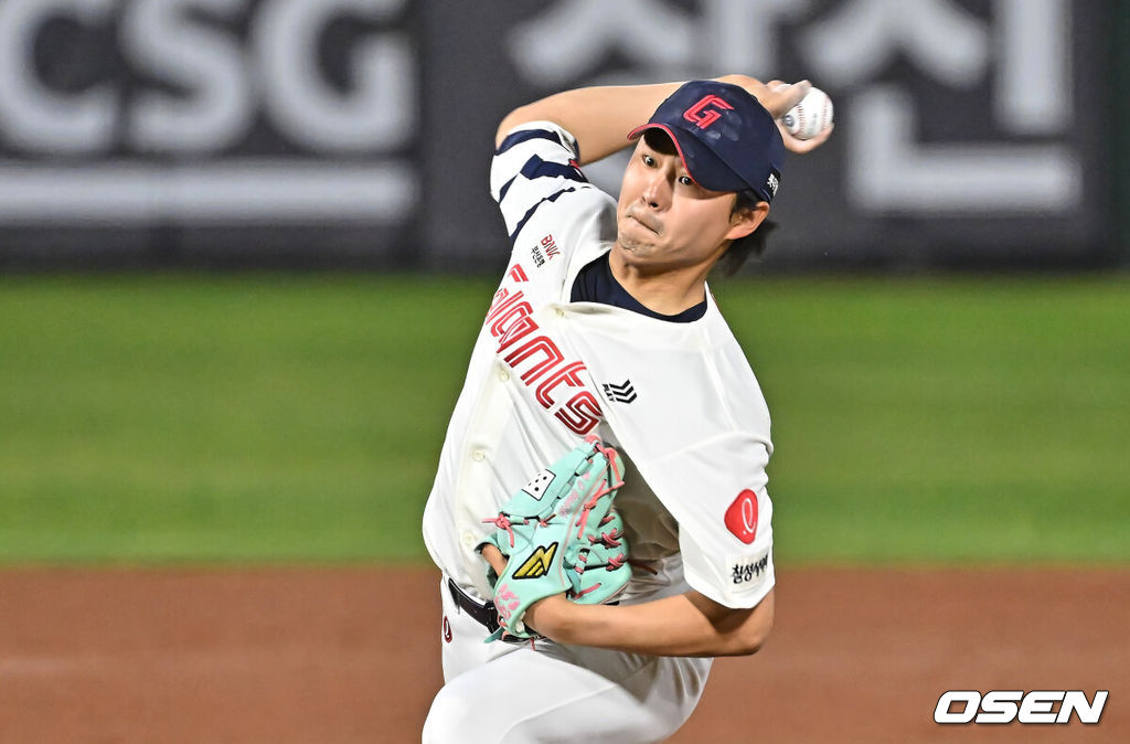30일 부산 사직야구장에서 2026 신한 SOL KBO 리그 롯데 자이언츠와 키움 히어로즈의 경기가 열렸다. 홈팀 롯데는 비슬리가, 방문팀 키움은 배동현이 선발 출전했다.롯데 자이언츠 정철원이 역투하고 있다. 2026.04.30 / foto0307@osen.co.kr